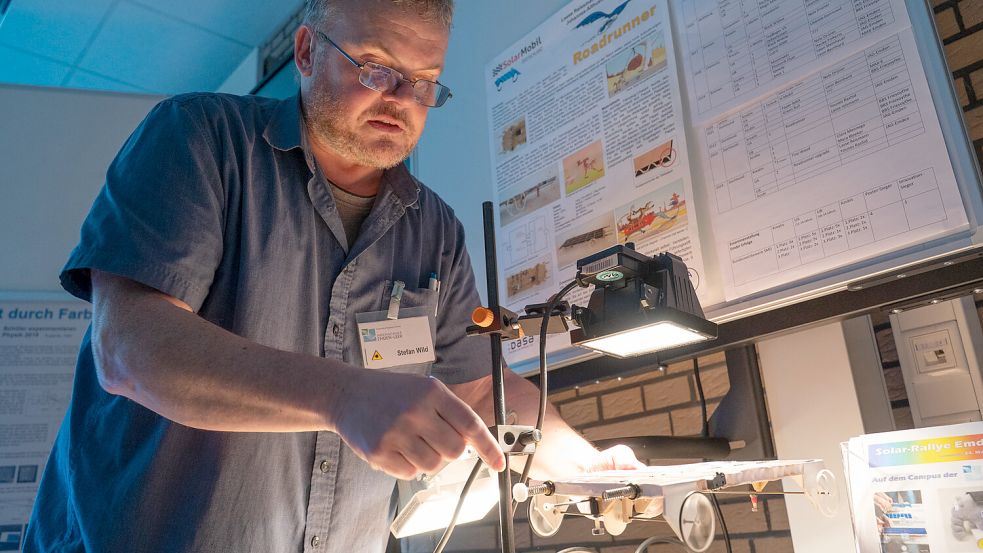 Mobilität durch Licht: Stefan Wild zeigte das Modell eines Autos, das mit Solarstrom betrieben wird. Foto: Folkert Bents