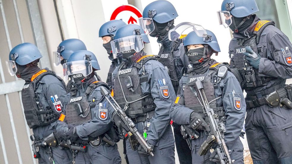 Bewaffnete Einsatzkräfte sicherten die Ankunft der Angeklagten. Foto: Sina Schuldt/dpa