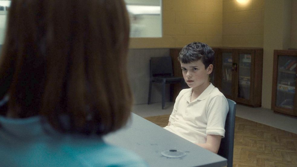 Jamie Miller (Owen Cooper) in der britischen Netflix-Serie „Adolescence“ im Gespräch mit der Psychologin Briony Ariston (Erin Doherty). Foto: -/Netflix/dpa