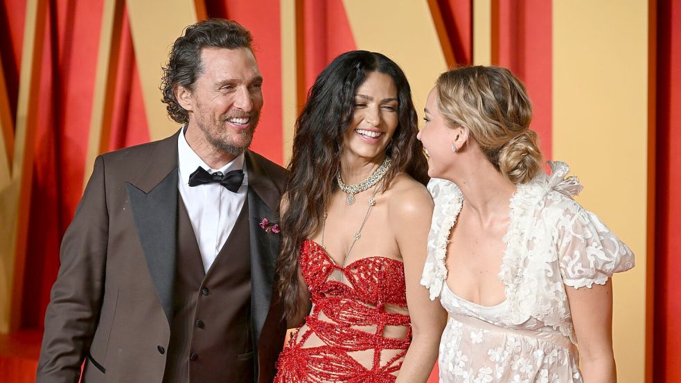 Camila Alves McConaughey und Matthew McConaughey - hier mit Jennifer Lawrence - haben drei gemeinsame Kinder. (Archivbild) Foto: Doug Peters/PA Wire/dpa
