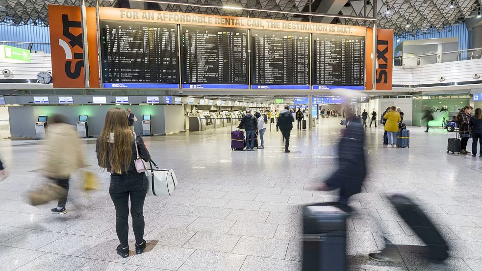 Airport in Frankfurt: Die Luftverkehrs-Branche in Deutschland beklagt im europäischen Vergleich deutlich höhere Standortkosten wie die Ticketsteuer – nun könnte es Entlastungen geben. Foto: dpa/Andreas Arnold