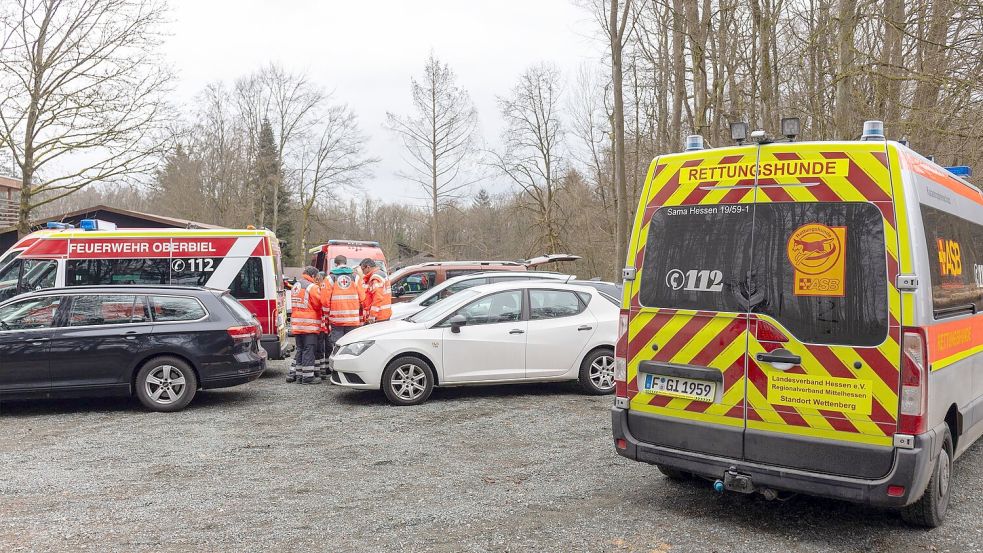 Ein Großaufgebot von Einsatzkräften sucht auch am Mittwoch nach einem vermissten sechsjährigen Jungen in Weilburg. Foto: Christian Lademann/dpa