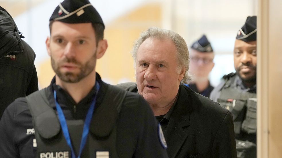 Depardieu soll laut medizinischem Gutachten nur sechs Stunden am Tag in der Anhörung sitzen. Das eigentlich für Oktober 2024 geplante Verfahren war wegen seines Gesundheitszustands verschoben worden. Foto: Aurelien Morissard/AP/dpa