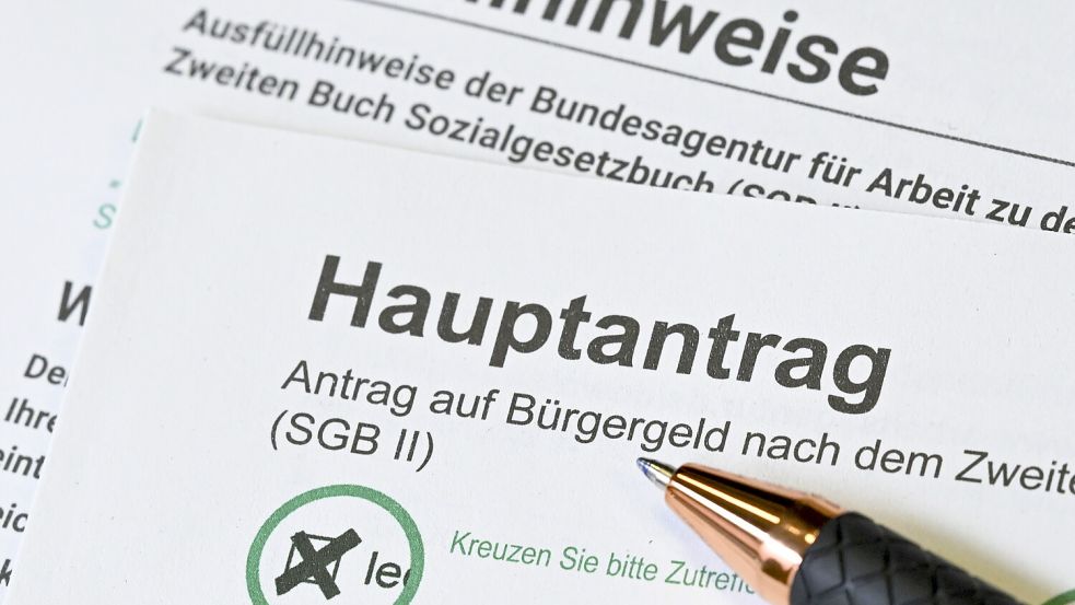 Die Arbeitsloseninitiative Aurich hilft Bürgergeld-Empfängern auch bei Anträgen. Foto: DPA