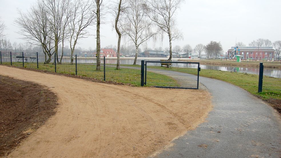 Der eingezäunte Hundestrand kann nun über einen neuen Weg (links) umfahren werden. Die Tore sollen in den nächsten Tagen wieder eingehangen werden. Foto: Imke Cirksena