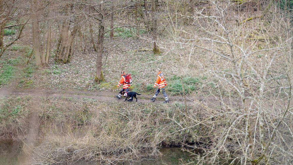 Auch eine Rettungshundestaffel ist im Einsatz. Foto: Christian Lademann/dpa