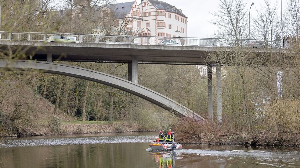 Auch die Wasserschutzpolizei ist auf der Suche. Foto: Christian Lademann/dpa
