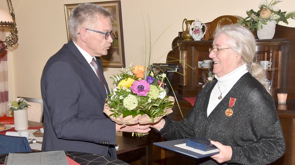 Landrat Olaf Meinen überreichte Hermine Valentin-Fischer die Verdienstmedaille, Urkunde und Blumen. Foto: Thomas Dirks