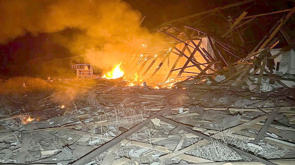 Immer wieder beschießt Russland nachts die ukrainische Großstadt Charkiw nahe der Grenze (Archivbild) Foto: Uncredited/Ukrainian Emergency Service/AP/dpa