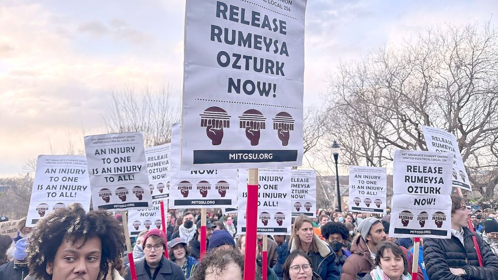 Proteste gegen Festnahme von türkischer Studentin. Foto: Michael Casey/AP/dpa