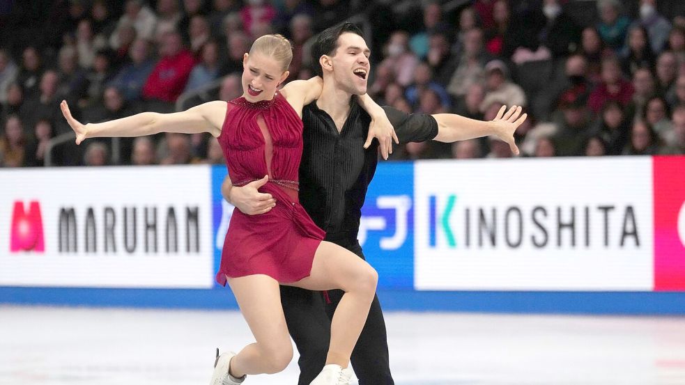 Minerva Hase (l) und Nikita Wolodin dürfen weiter vom WM-Titel träumen. Foto: Charles Krupa/AP/dpa
