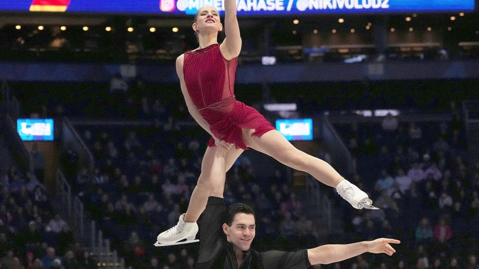 Minerva Hase und Nikita Wolodin liegen bei der Eiskunstlauf-WM in Boston nach dem Kurzprogramm auf Rang drei. Foto: Charles Krupa/AP/dpa