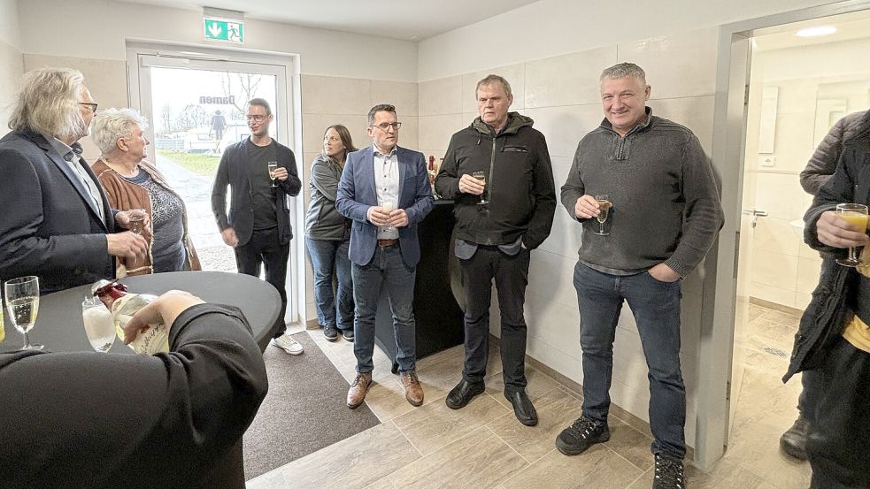 Im Vorraum der Damentoiletten herrschte Gedränge: Ratsherr Berthold Lübben (von rechts), Bürgermeister Thomas Erdwiens, Simon Willms, Tanja Redenius und Christian Albers von der Südbrookmerland Tourismus GmbH sowie die Ratsleute Sophia Ulferts-Dirksen und Wilhelm Reinken sahen sich Fliesen, Duschkabinen und die Raumgestaltung genau an. Foto: Karin Böhmer