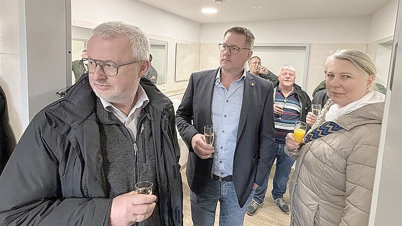 Vize-Rathauschef Wilfried Müller (von links), Frank Süßen vom Bauamt, Frank Schmidt von der Heizungs- und Sanitärfirma von Handorf und die Ratsleute Martin Uden und Helga Gloger schauten sich die neuen Räume an. Foto: Karin Böhmer