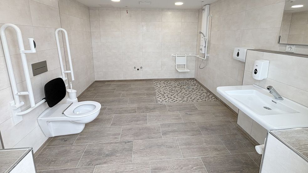 Im barrierefreien Familienbad fehlen noch der Duschvorhand und die Babybadewanne. Foto: Karin Böhmer