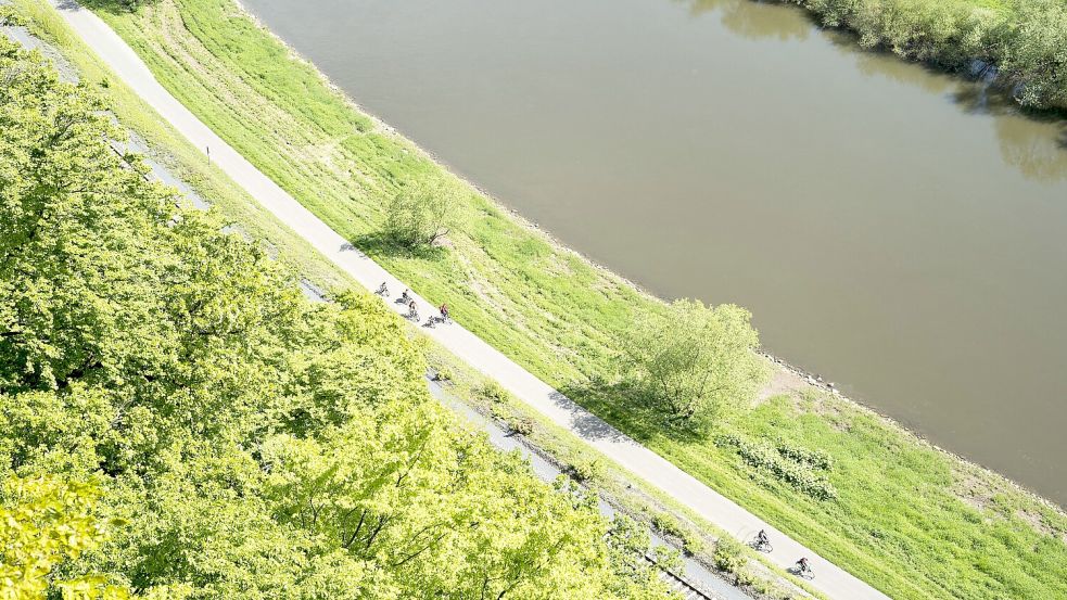 Der Weserradweg ist etwa 520 Kilometer lang und führt vom Weserbergland bis an die Nordsee. Foto: IMAGO/ecomedia/Robert Fishman