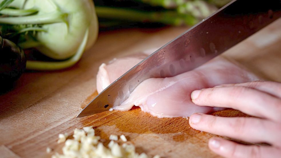 Geflügelfleisch wurde laut BZL 2024 günstiger angeboten als im Vorjahr. Foto: Fabian Sommer/dpa