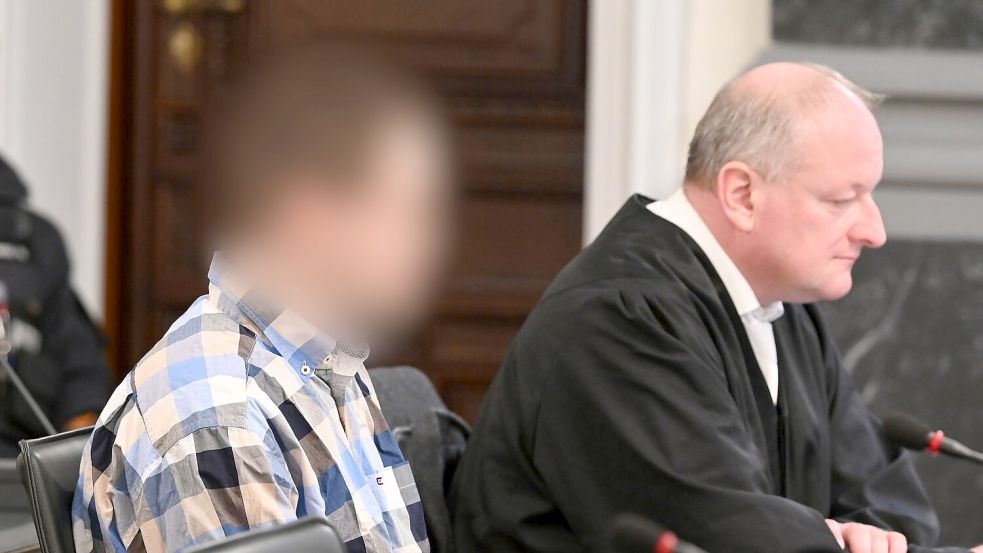 Wegen dreifachen Mordes zu lebenslanger Haft verurteilt: Ein 28-Jähriger hat in Tirpersdorf im Vogtland seine Mutter und seine Großeltern mit einer Axt erschlagen. (Archivbild) Foto: Elisa Schu/dpa