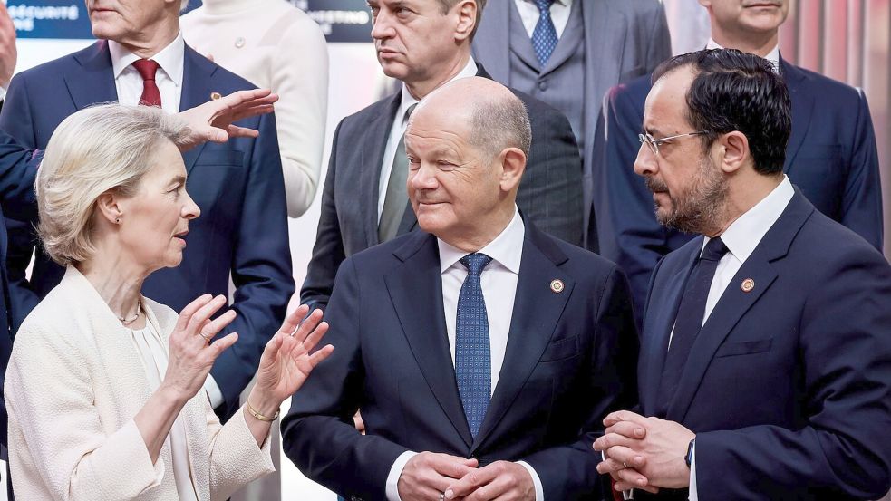 EU-Kommissionspräsident Ursula von der Leyen betont die Einigkeit der Europäer bei der Unterstützung der Ukraine. Foto: Ludovic Marin/POOL AFP/AP/dpa