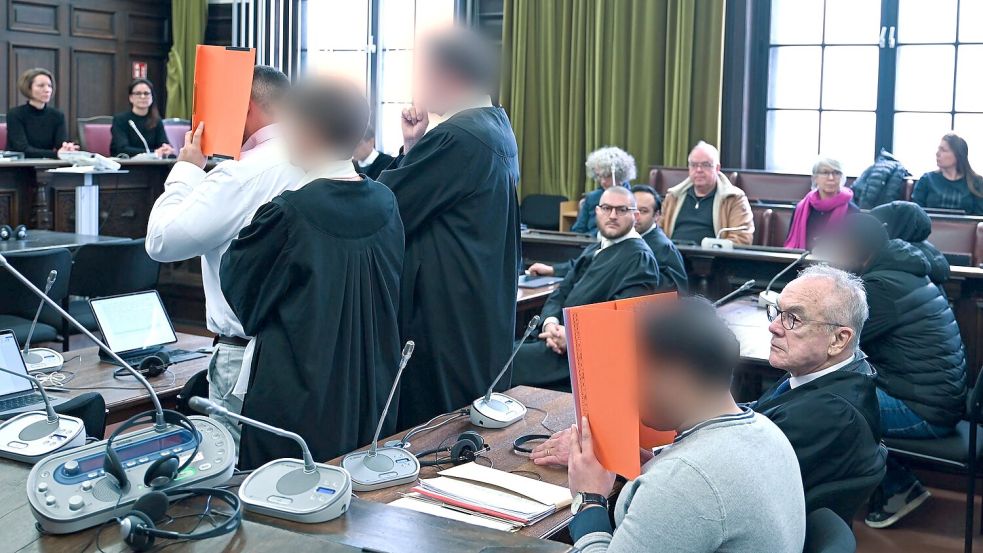 Die Verteidigung des jüngeren Angeklagten bestreitet eine Tötungsabsicht. Foto: David Hammersen/dpa