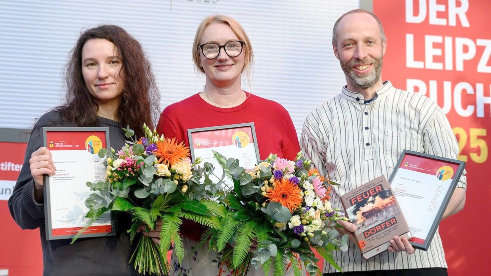 Die Ausgezeichneten des Preises der Leipziger Buchmesse, Irina Rastorgueva (l-r, Kategorie Sachbuch), Kristine Bilkau (Kategorie Belletristik) und Thomas Weiler (Kategorie Übersetzung). Foto: Hendrik Schmidt/dpa