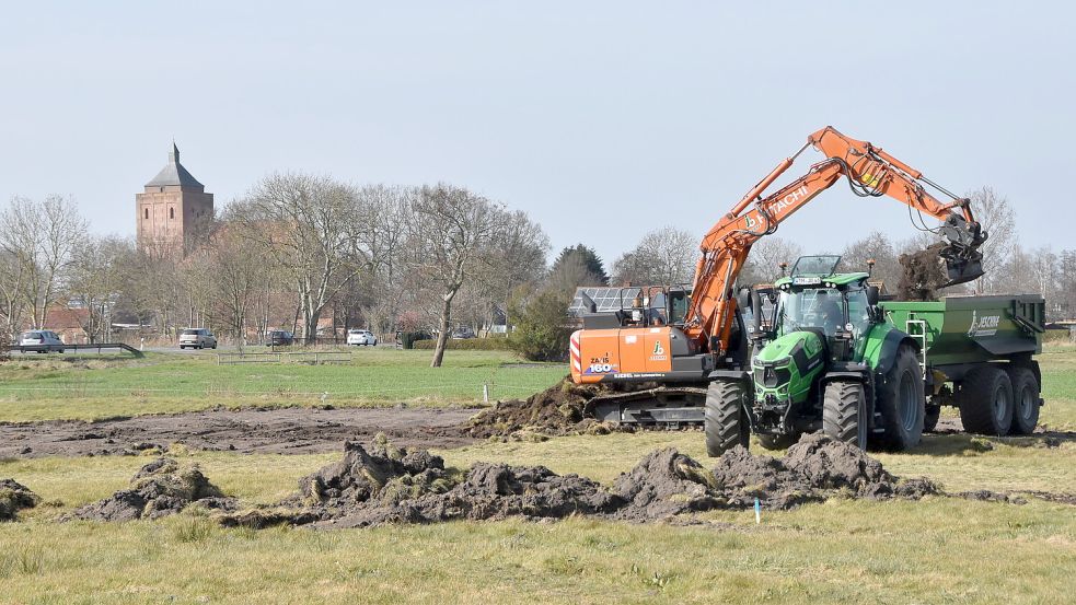 Baggern für den neuen Sportplatz: Am Tjücher Moortun in Marienhafe laufen seit Donnerstag die Erdarbeiten. Foto: Thomas Dirks