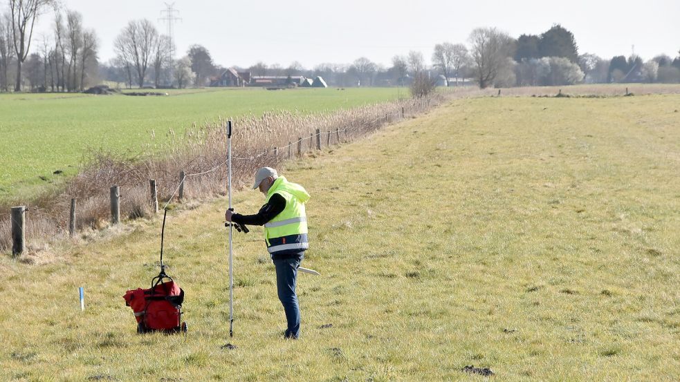 Vor Beginn der Baggerarbeiten wurde am Donnerstagmorgen das Gelände am Tjücher Moortun markiert. Foto: Thomas Dirks