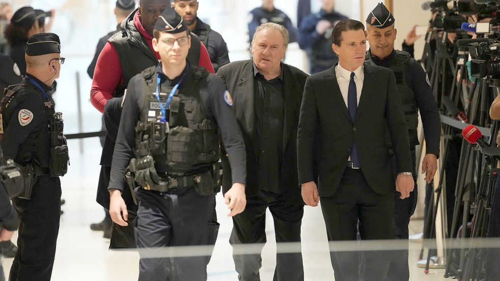 Die Staatsanwaltschaft fordert eine Bewährungsstrafe für Depardieu. Foto: Aurelien Morissard/AP/dpa