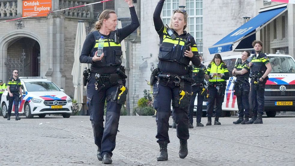 Die Polizei war mit vielen Kräften im Einsatz. Foto: Peter Dejong/AP/dpa