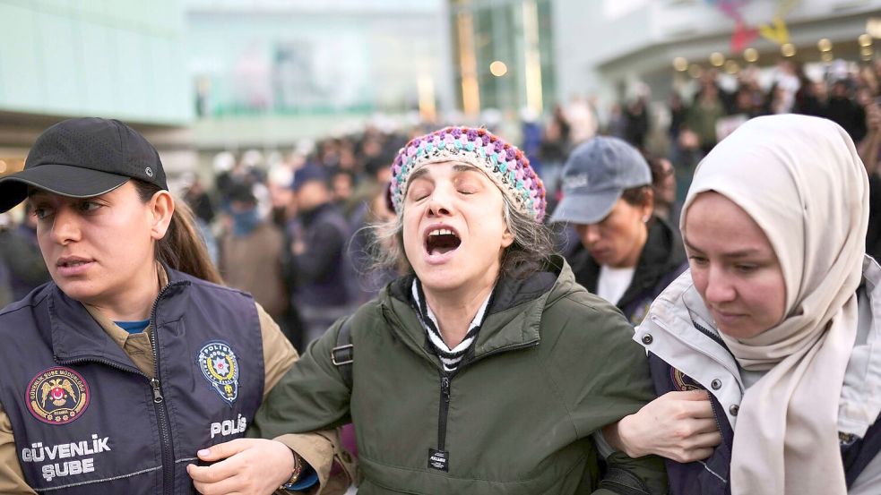 Menschenrechtsorganisationen fordern die türkische Regierung auf, die Angriffe auf friedliche Demonstranten sofort zu stoppen. Foto: Francisco Seco/AP/dpa