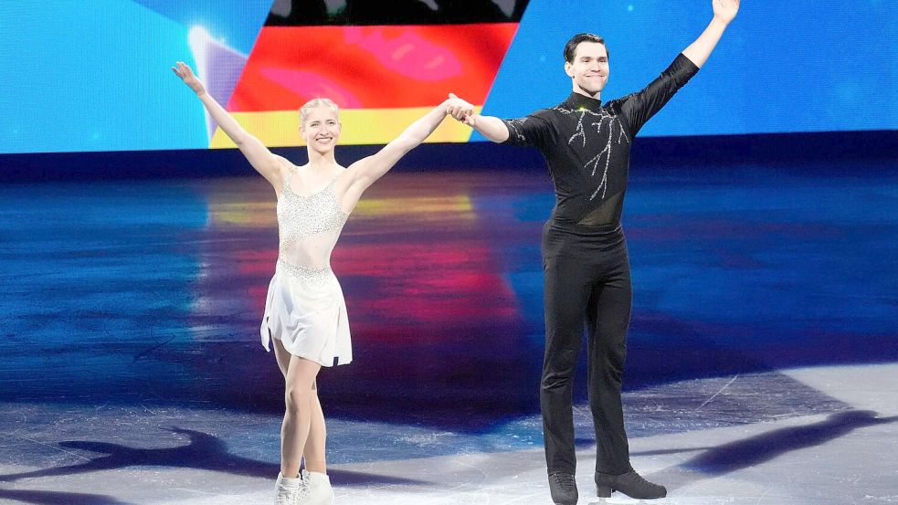 Minerva Hase (l) und Nikita Wolodin haben bei der Eiskunstlauf-WM Silber gewonnen. Foto: Charles Krupa/AP/dpa