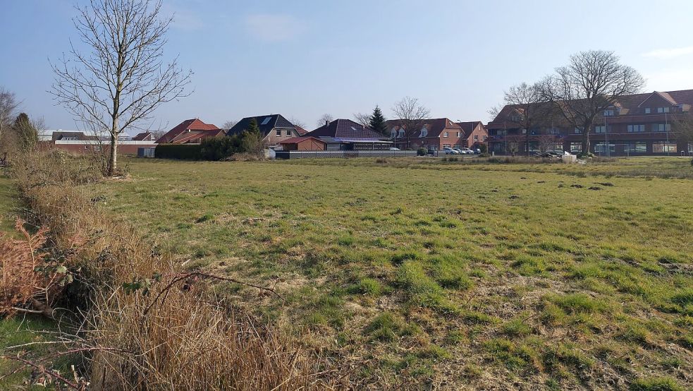 Unmittelbar neben dem neuen Baugebiet befinden sich große versiegelte Flächen wie beispielsweise am Moordorfer Marktplatz. Aber auch die Straßenzüge, die bei den letzten Starkregen unter Wasser standen. Foto: Karin Böhmer