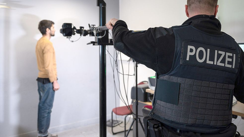 Aufgegriffen, und nun? Erkennungsdienstliche Behandlung eines Geflüchteten. Foto: dpa/Paul Glaser