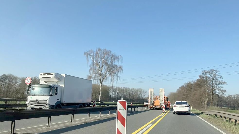 Während der Erneuerung der Leitplanken ist in beide Richtungen je eine Fahrbahn gesperrt, später greift die sogenannte „2+0-Verkehrsführung“. Foto: Melanie Machedanz