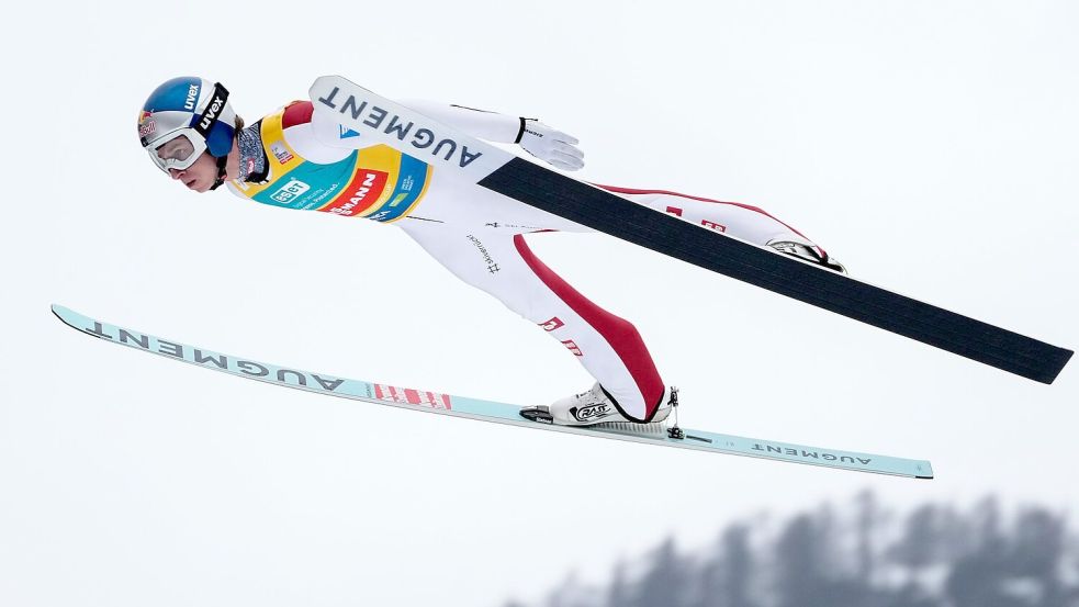 Tschofenig fliegt zum Gesamtsieg. Foto: Darko Bandic/AP/dpa