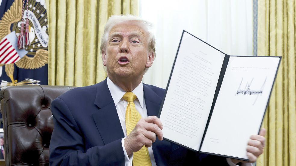 US-Präsident Trump kündigte am Mittwochabend, 26. März, 25 Prozent Zusatzzölle an und sprach vom „Tag der Befreiung“. Foto: DPA/Pool