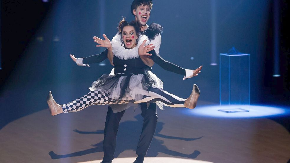 Für ihren Auftritt als Clowns gab es die bislang höchste Jury-Wertung der Staffel. Foto: Rolf Vennenbernd/dpa