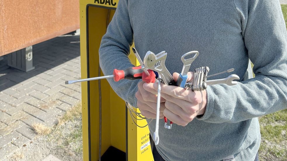 Neu ist am Haus am Meer eine Fahrradreparaturstation. Wie Christian Albers zeigt, gibt es Werkzeuge für alle Situationen. Foto: Karin Böhmer