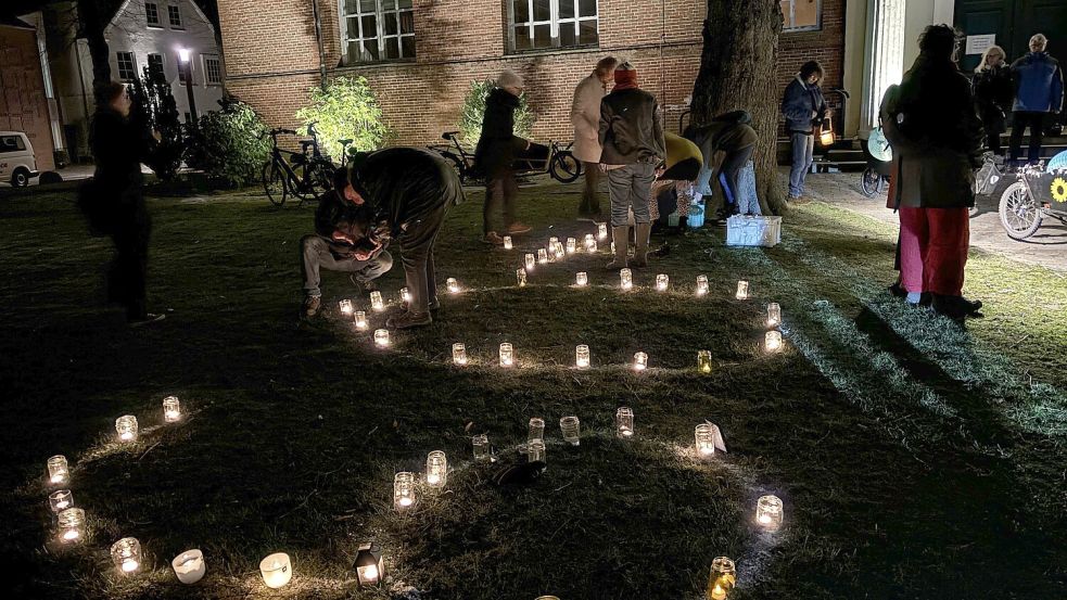 Eine „60+“ aus Kerzen symbolisierte die abgedunkelte Stunde der Earth Hour, die möglichst nachwirken sollte. Foto: Karin Böhmer
