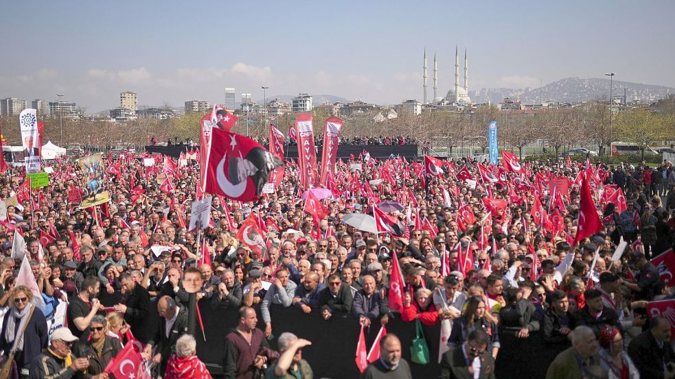 Ein Fahnenmeer im Stadtteil Maltepe. Foto: Francisco Seco/AP/dpa