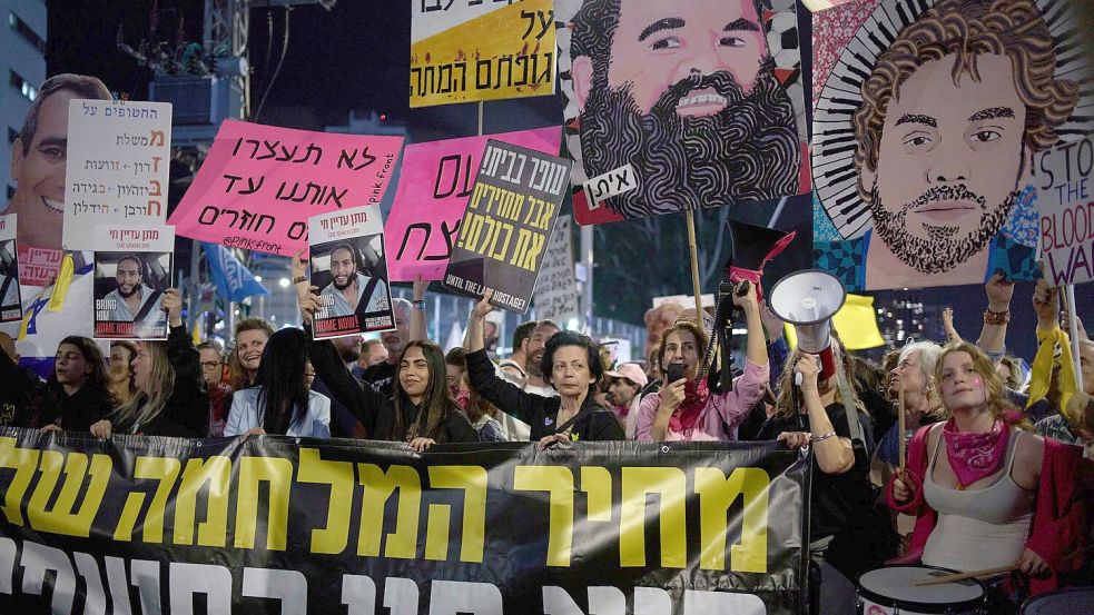 Erneut gehen in Israels Tausende Menschen für die Feilassung der Hamas-Geiseln auf die Straße. Foto: Maya Alleruzzo/AP/dpa