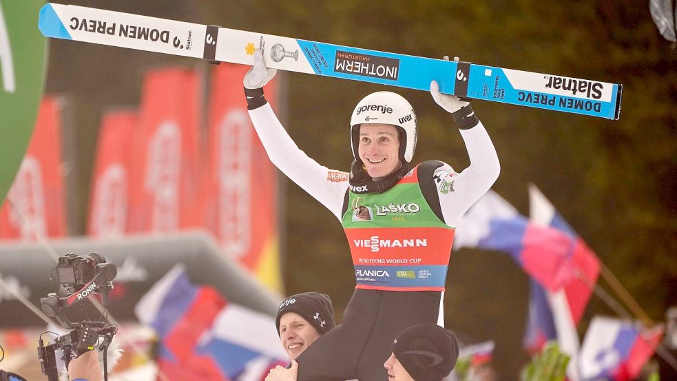 Domen Prevc wird für seinen Weltrekord gefeiert. Foto: Darko Bandic/AP/dpa