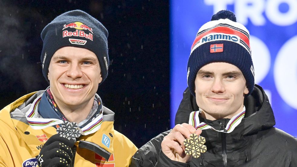 Andreas Wellinger (l) könnte nachträglich noch WM-Gold von Marius Lindvik (r) erhalten. Foto: Hendrik Schmidt/dpa
