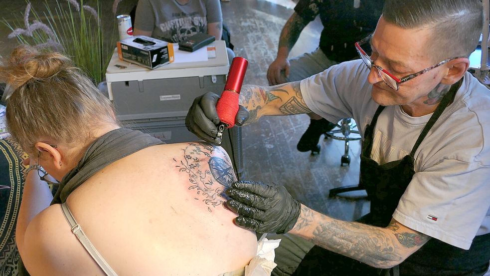 In der Auricher Stadthalle ließen sich Interessierte neue Tattoos stechen. Foto: Werner Jürgens