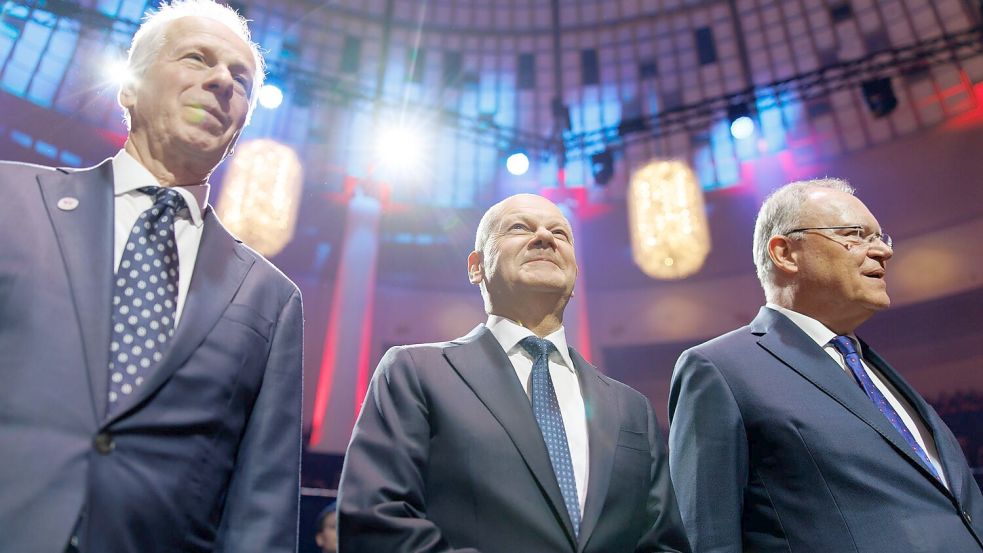 Seite an Seite: Kanadas Sondergesandter Stéphane Dion (v.l.), Kanzler Olaf Scholz und Niedersachsens Ministerpräsident Stephan Weil setzen auf mehr Zusammenarbeit. Foto: Michael Matthey/dpa
