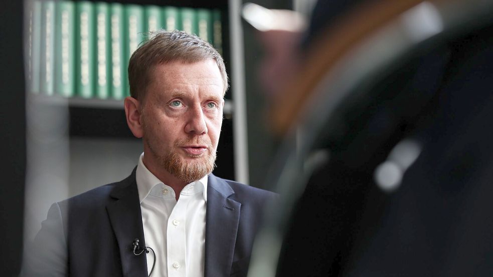 Bei der Bundestagswahl waren die ostdeutschen Flächenländer blau gefärbt. Gibt es bald den ersten AfD-Regierungschef? Was der sächsische Ministerpräsident Michael Kretschmer Schwarz-Rot als Gegenrezept vorschlägt. Foto: Hannes P Albert/dpa