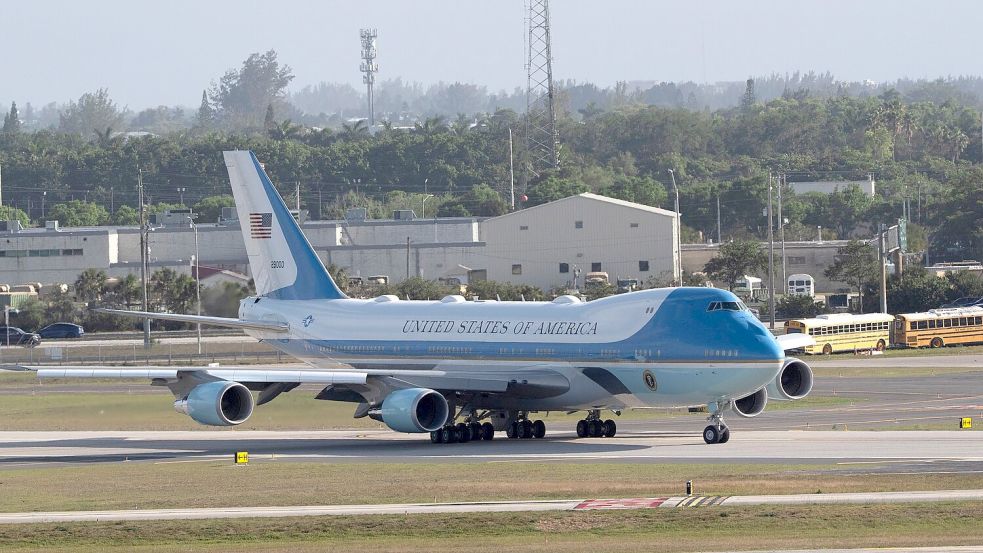 Trump spricht regelmäßig mit Journalisten an Bord der Präsidentenmaschine Air Force One. Foto: Manuel Balce Ceneta/AP/dpa