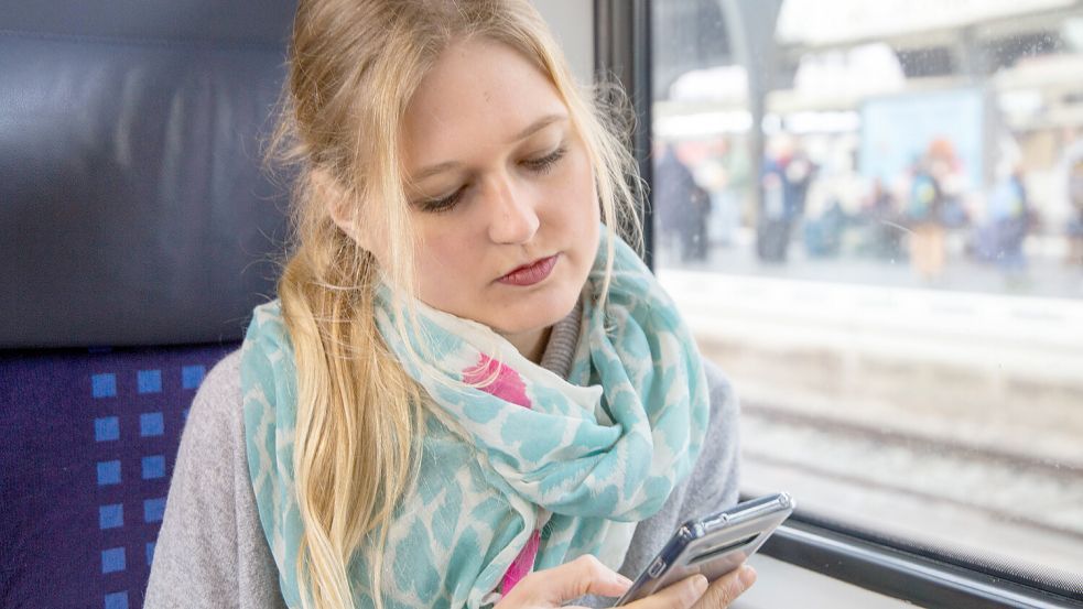 Wer viel Zug fährt, kennt das frustrierende Problem: Kaum hat man den Bahnhof verlassen, ist das Internet weg. Und dann ist auch noch blitzschnell der Akku alle. Warum das zusammenhängt und was sich bald ändern könnte. Foto: Imago/Herrmann Agenturfotografie