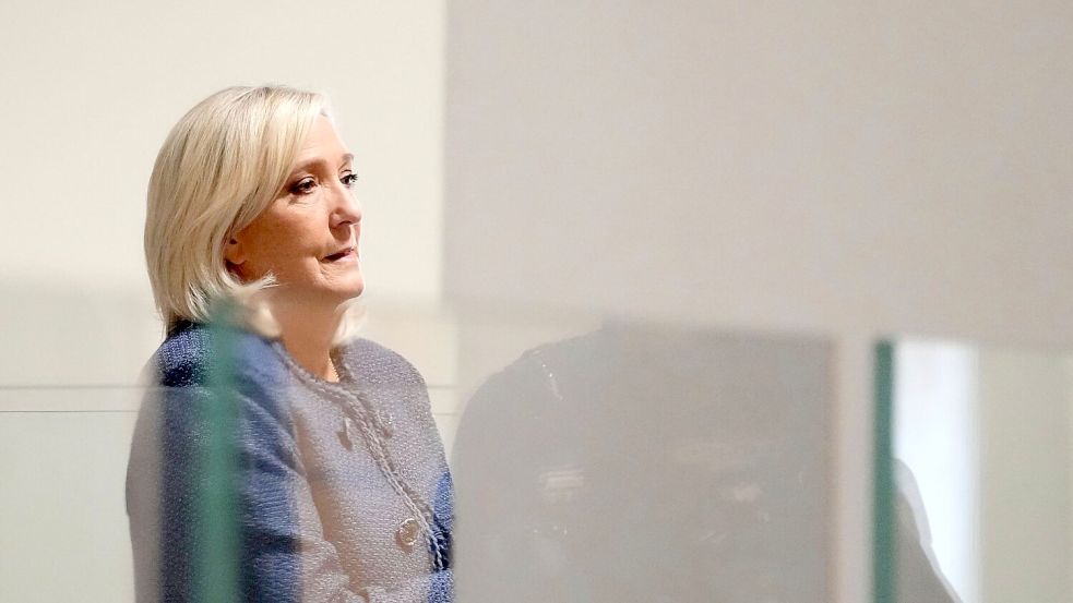 Der Schuldspruch durchkreuzt Le Pens Pläne einer erneuten Präsidentschaftskandidatur, bei der ihr - nach heutiger Stimmungslage - gute Chancen eingeräumt wurden. Foto: Thibault Camus/AP/dpa