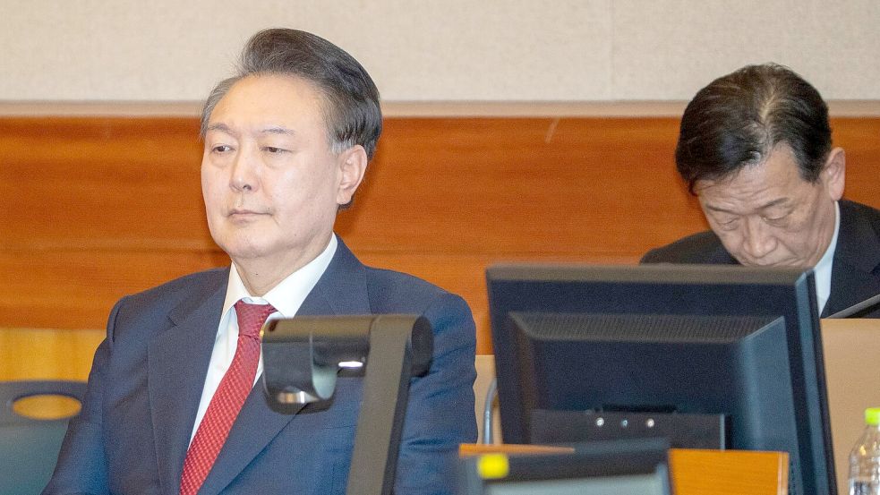 Das südkoreanische Verfassungsgericht wird am Freitag über die politische Zukunft des suspendierten Präsidenten Yoon Suk Yeol entscheiden. Foto: Song Kyung-seok/Pool Kyodo News/dpa